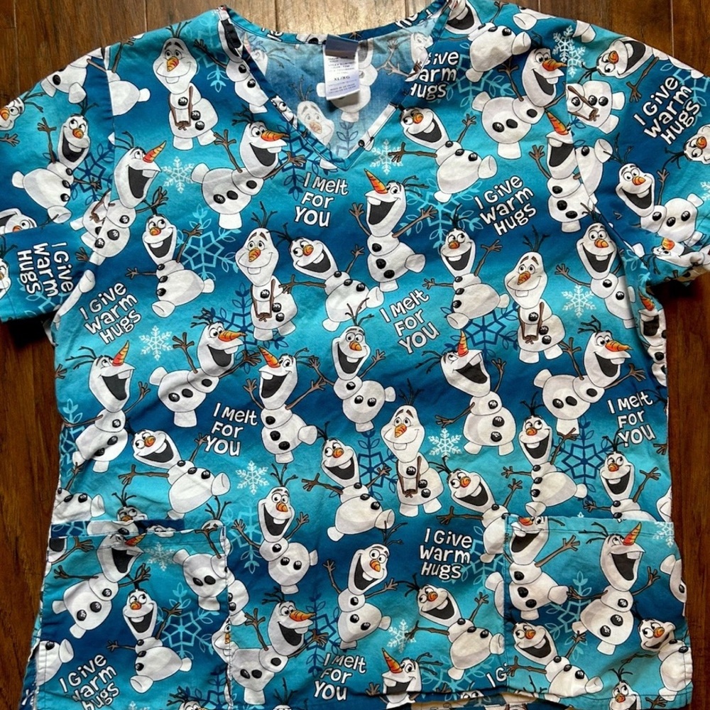 Disney Women's Blue Olaf Medical Scrub Top Winter “I Give Warm Hugs” Size XL